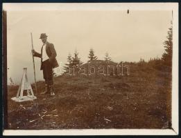 1913 Fogaras, Erdély, országhatár, hátoldalon feliratozott fotó, felületén törésnyom, 9,5×12 cm