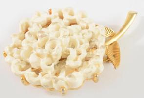 cca 1965 Monet bross, jelzett, h: 7 cm