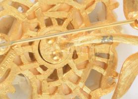 cca 1965 Monet bross, jelzett, h: 7 cm