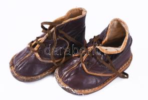 Egy pár kis kézzel varrott gyermek cipő 12 cm