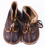 Egy pár kis kézzel varrott gyermek cipő 12 cm