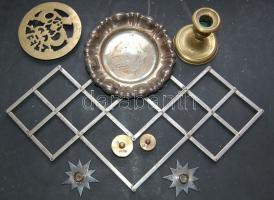 Kis konyhai tétel, benne: gyertyatartó, edényalátét, kis súlyok, stb.