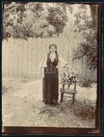1912 Szelistye, Erdély, nő népviseletben, hátoldalon feliratozott fotó, 12,5×9,5 cm