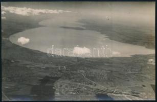 cca 1930 Légi fotó a Balatonról, 10×16 cm