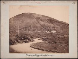 1901 Vezúv, fogaskerekű vasút, 2 db kartonra kasírozott, feliratozott fotó, karton foltos, 21×26 cm