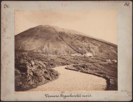 1901 Vezúv, fogaskerekű vasút, 2 db kartonra kasírozott, feliratozott fotó, karton foltos, 21×26 cm