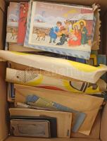 Egy doboznyi vegyes tétel, közte kb. 300 db MODERN képeslap, térképek, fotók, kártyanaptárak stb., vegyes "böngészde"