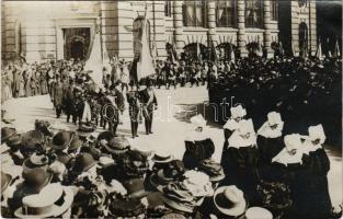 1916 Budapest, Károly király és Zita királyné koronázása (?), zászlós urak, nővérek / coronation of Charles I of Austria and Zita, ceremony. photo (gyűrődések / creases)