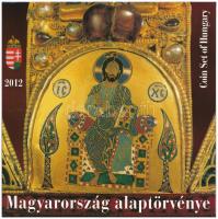 2012. 5Ft-200Ft (6xklf) elsőnapi veret, "Magyarország Alaptörvénye" forgalmi sor szettben. Belső tokon a ragasztás teljesen elengedett T:BU Adamo FO46