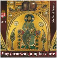 2012. 5Ft-200Ft (6xklf) elsőnapi veret, "Magyarország Alaptörvénye" forgalmi sor szettben. Belső tokon a ragasztás teljesen elengedett T:BU Adamo FO46