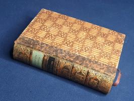 Müller, Johann Gottwerth:  Siegfried von Lindenberg. Eine komische Geschichte. Mit den Kupfern von Daniel Chodowiecki. München-Berlin, 1918. Georg Müller Verlag (Druck von Mänicke und Jahn in Rudolstadt). IX + [1] + 460 p. + 16 t. Johann Gottwerth Müller (1743-1828), a késő felvilágosodás korának írója, esszé- és komédiaírója. Leghíresebb műve, "Siegfried von Lindenberg" című szatirikus regénye először 1779-ben jelent meg, mely a földesúri hatalomgyakorlás paródiáján keresztül a korabeli hatalmi módszereknek mutat görbe tükröt, illetve vonja kétségbe az öröktől fogva adottnak tételezett társadalmi rendet. A regény illusztrációit a XVIII. század végének legnevesebb német illusztrátora, a korabeli polgárság életét számos rézmetszetben megörökítő, lengyel-francia származású grafikusművész, Daniel Chodowiecki készítette. A hátsó előzéken Ex libris. (Die Bücher der Abtei Thelem. Fünfter Band.) Díszesen aranyozott gerincű korabeli félbőr kötésben, színes festésű lapszélekkel, a gerincen felül apró sérüléssel. Szép példány.