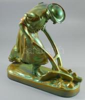 Zsolnay plasztika - Ekével szántó paraszt. Terv.: Pásztor János (1881-1945). cca 1900-1920, selyemfényű eozin mázakkal bevont öntött finomfajansz. Kis kopással, az eke fogója és a jobb váll restaurált, 41x40 cm. Csak pár darabban megvalósult formaterv!  ///  Az eozin többféle mázazási és égetési technika gyűjtőneve. Már évszázadok óta ismert díszítő eljárás, a Zsolnay gyár számára a 19. század végén Zsolnay Vilmos, Wartha Vince és Petrik Lajos dolgozta ki. E technika során a készülő tárgyakat egyre csökkenő hőfokon többször festik és égetik egymás után, elérve ezzel egy szivárványszerű, részben egymást átfedő, részben egymásba olvadó mázazást, melyet sok esetben végül savmaratással tesznek még dekoratívabbá.  ///  Zsolnay sculpture - Peasant ploughing with a plough. Design: János Pásztor (1881?-1945). Circa 1900-1920, cast fine faience covered with silky-sheen eosin glazes. Minor wear; the handle of the plough and the shoulder has been restored. Dimensions: 41 × 40 cm. This design was realized in only a few examples.  ///  Eosin is a collective term for several glazing and firing techniques. It has been known as a decorative process for centuries; for the Zsolnay factory it was developed at the end of the 19th century by Vilmos Zsolnay, Vince Wartha, and Lajos Petrik. During this decorative process, the objects are painted and fired repeatedly at progressively lower temperatures, resulting in a rainbow-like glazing with layers that partly overlap and partly merge into one another. In many cases, the surface is finally enhanced by acid etching to make it even more decorative.