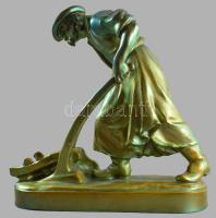 Zsolnay plasztika - Ekével szántó paraszt. Terv.: Pásztor János (1881-1945). cca 1900-1920, selyemfé...