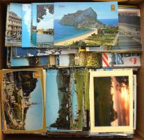 1975 db MODERN külföldi képeslap dobozban, szinte teljesen színes lapok, sok Európán kívüli lappal / 1975 modern foreign town postcards in a box