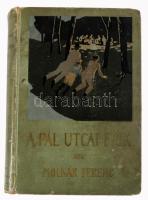 Molnár Ferenc: A Pál utcai fiúk. Regény kis diákok számára. Bp., é.n. [191?], Franklin-Társulat, 242 p.+ 7 t. Kiadói egészvászon-kötés, kissé viseltes, sérült borítóval és gerinccel, helyenként kissé foltos lapokkal, az elülső szennylapon bejegyzésekkel.