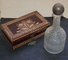 Szép likőrös üveg ezüstözött dugóval és egy faragott fadoboz 2 kulccsal