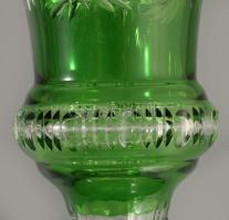 Nagyméretű zölden pácolt ólomkristály váza, gazdagon csiszolt mintával, jelzés nélkül, hibátlan, m: ...