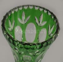 Zölden pácolt ólomkristály váza, gazdagon csiszolt mintával, jelzés nélkül, hibátlan, m: 25,5 cm