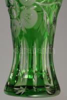 Zölden pácolt ólomkristály váza, gazdagon csiszolt mintával, jelzés nélkül, hibátlan, m: 21 cm