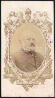 cca 1870-1880 Férfiportré, vizitkártya, díszes kartonon, a hátoldalon Br. [Báró] Thuróci vagy Thuróczi (?) felirattal, 11x6 cm