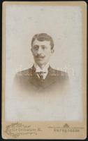 1905 Janka Jenő (1877-?) bíró portréja, vizitkártya Grünbaum Károly beregszászi (Beregovo, Berehove) műterméből, a hátoldalon feliratozva, 10,5x6,5 cm (Ritka!)