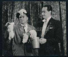 cca 1960 Rodolfo és Alfonzó bűvészek előadás közben, fotó, a hátoldalon feliratozva, ragasztás nyomaival, 9x10,5 cm