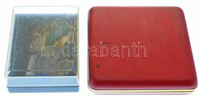 35db-os magyar és külföldi jelvény- és érmetétel, közte műgyantás és zománcozott fém jelvények (32db...