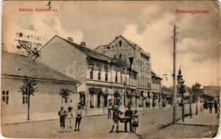 1911 Balassagyarmat, Rákóczi fejedelem út, Frischer Ignác áruházának reklámja egy házfalon. Kiadja Özv. Cserny Pálné (EB)