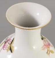 Hollóházi aranykontúrozott virágmintás váza, jelzett, hibátlan, m: 30,5 cm