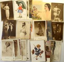 69 db RÉGI főleg megíratlan művészlapok, színészképek kis bécsi fadobozban / 69 pre-1945 mainly unused art and actor postcards in a small Viennese wooden box