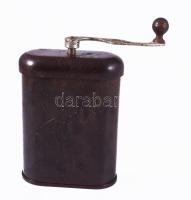 II. világháborús német "Tramp" kávédaráló, kis sérüléssel, anyag: bakelit, tekerővel, 8×10 cm