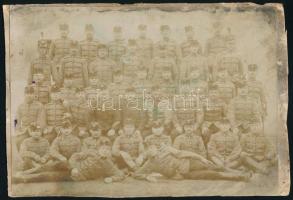 cca 1900 Huszáralakulat csoportképe, fotó kartonon, megviselt állapotban, 12x17 cm