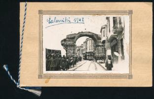 1942 Szaloniki (Görögország), német nyelven írt fényképes üdvözlőlap, a fotón villamos mellett vonuló katonákkal