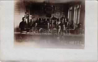 Budapest, magyar katonák egy iskolai tanteremben, belső. Magyar Imre photo (EK)