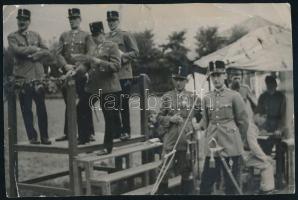 1927 Vitézi avatás, babmérőt viselő katonatisztek, a hátoldalon feliratozott fotó, kisebb törésnyomokkal, 11x17 cm