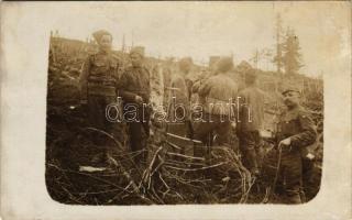 1917 Első világháborús front, orosz és magyar katonák barátkozása / WWI military, Russian and Hungarian soldiers. photo (felületi kopás / worn surface)