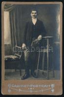 1917 Kurszk (Oroszország), magyar férfi portréja, kabinetfotó, a hátoldalán autográf sorokkal, 16,5x10,5 cm