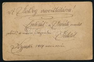 1917 Kurszk (Oroszország), magyar férfi portréja, kabinetfotó, a hátoldalán autográf sorokkal, 16,5x...