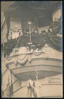 1933 Gömbös Gyula (1886-1936) miniszterelnök a TESZ székház erkélyén, hátoldalon feliratozott fotó, 9×13 cm