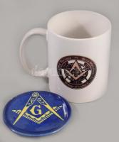 Szabadkőműves feliratos kerámia bögre. 9 cm + plakett