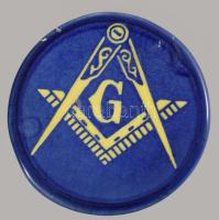 Szabadkőműves feliratos kerámia bögre. 9 cm + plakett