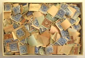 Közepes doboz tele osztrák hírlapbélyegekkel