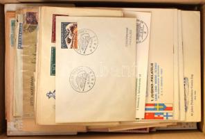 Több mint 300 db változatos külföldi levél, köztük sok légiposta, alkalmi boríték stb. Színes, vegyes anyag jobbakkal, dobozban