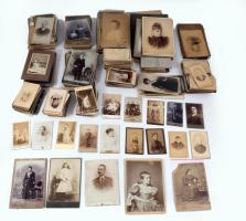 340 db-os keményhátú fotógyűjtemény dobozban