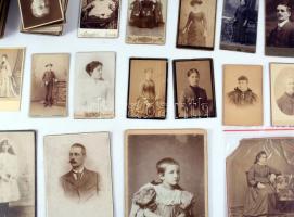 340 db-os keményhátú fotógyűjtemény dobozban