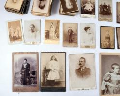 340 db-os keményhátú fotógyűjtemény dobozban