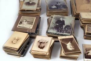 340 db-os keményhátú fotógyűjtemény dobozban