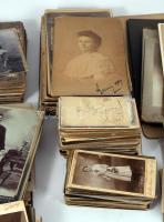 340 db-os keményhátú fotógyűjtemény dobozban