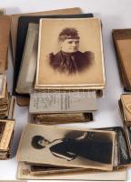 340 db-os keményhátú fotógyűjtemény dobozban