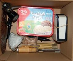 Nagy bolhapiac tétel: úti vasaló,fázisceruza, régi réz foglalatok, réz falidísz, tálca, 4 db-os csis...